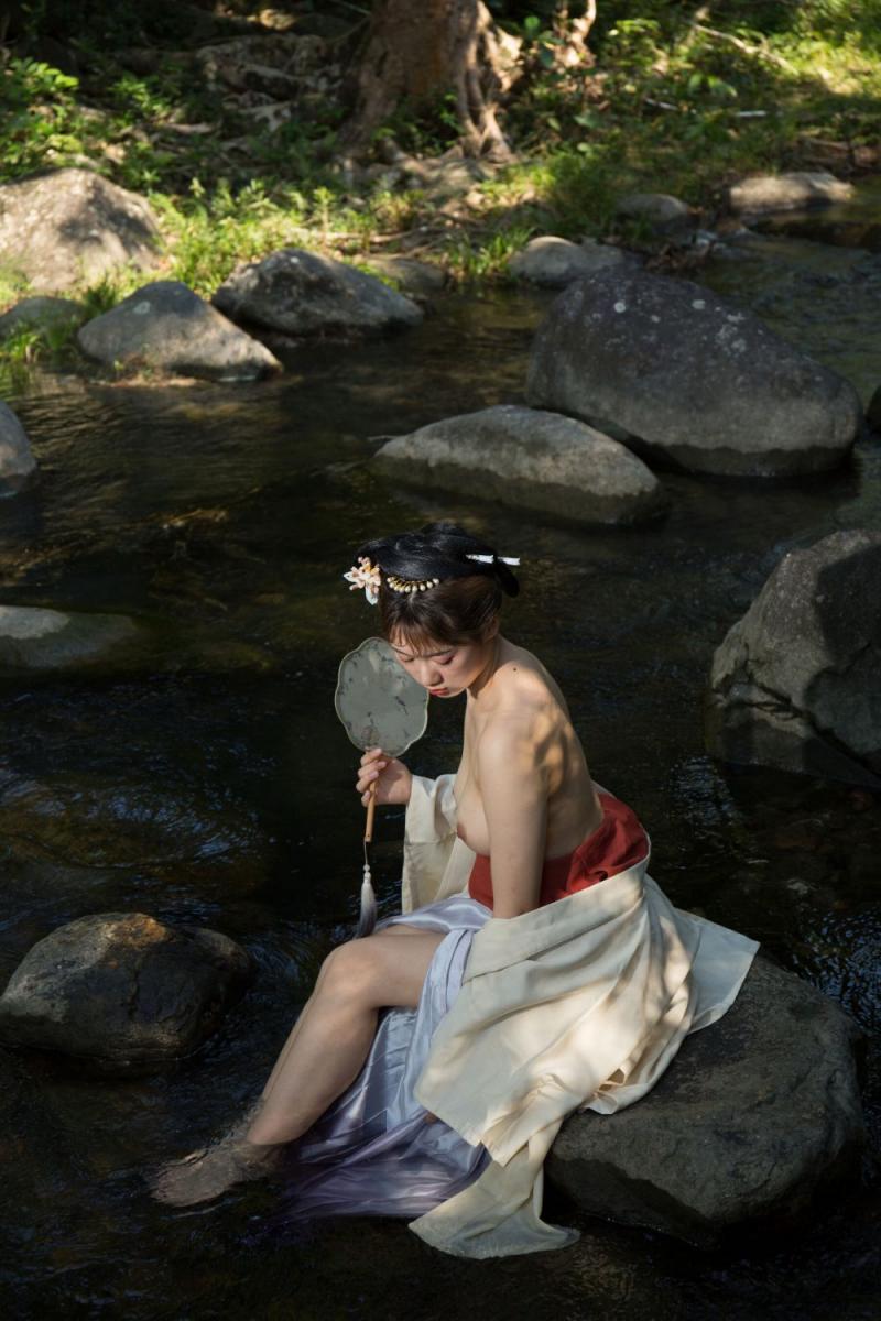 溪水邊的極品古裝白嫩妹子