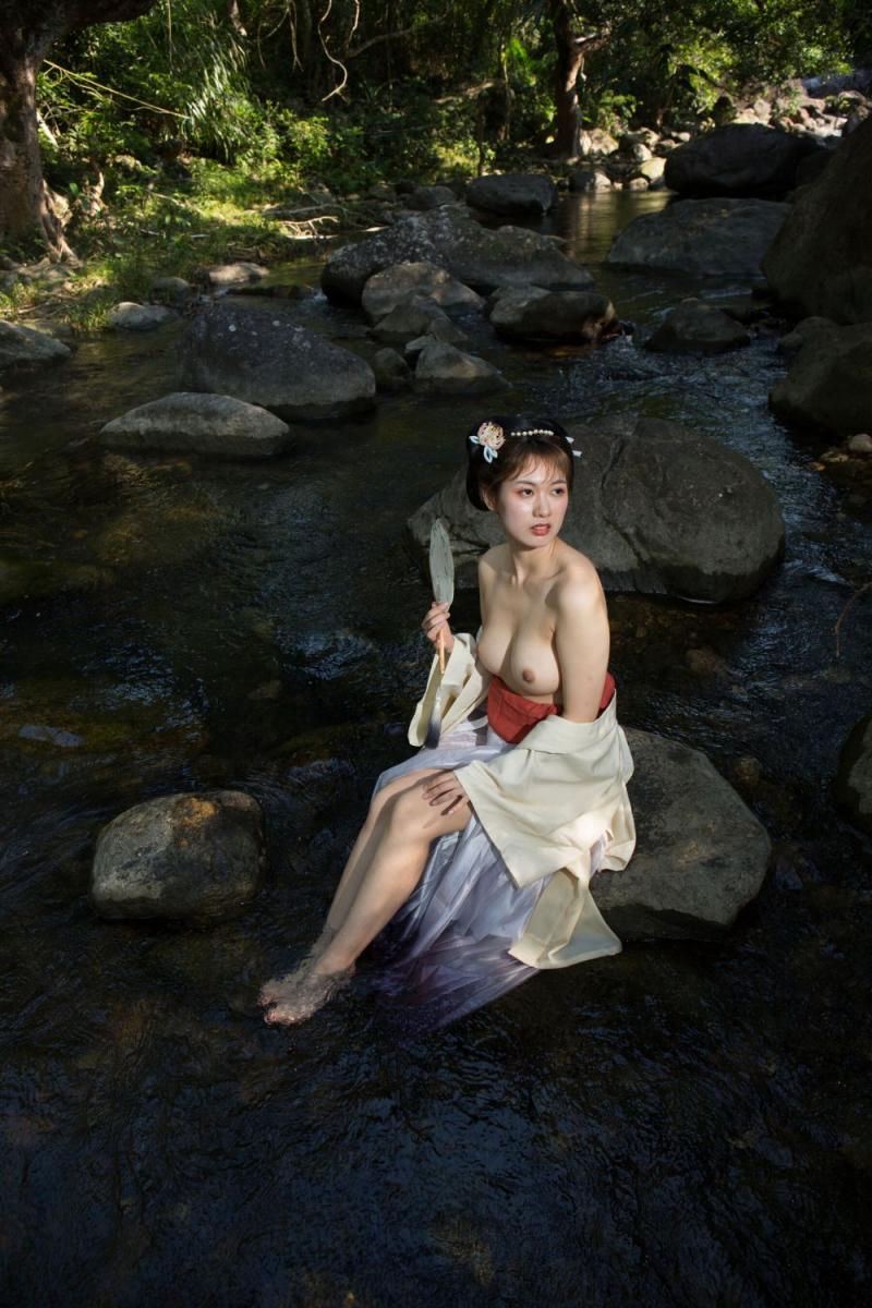 溪水邊的極品古裝白嫩妹子