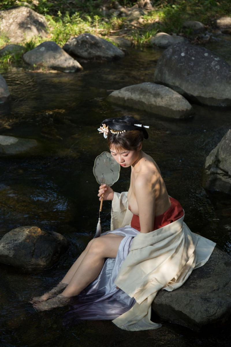 溪水邊的極品古裝白嫩妹子