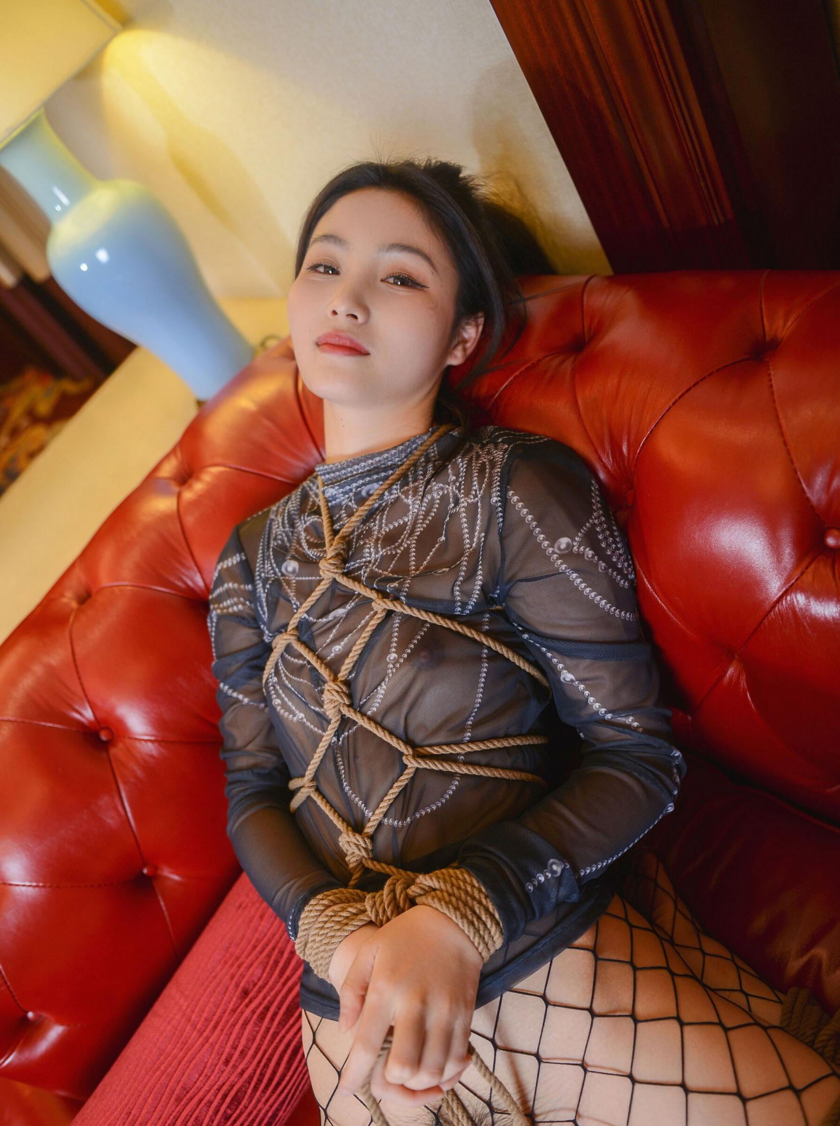 這么純的妹子被綁住了你想不想干點啥