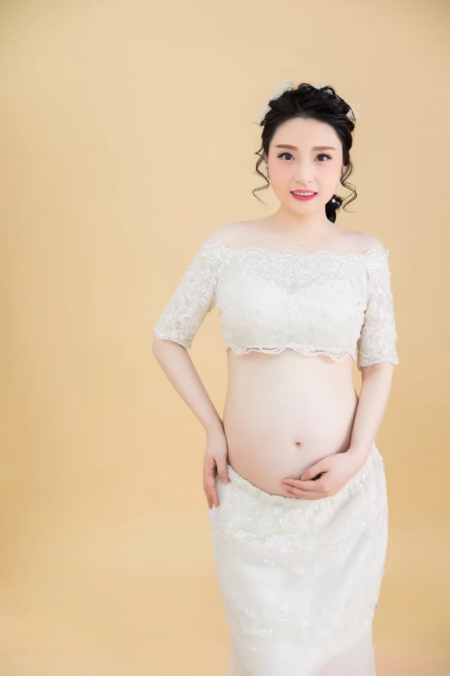 大奶騷妻的生活照、孕照和吞精照分享