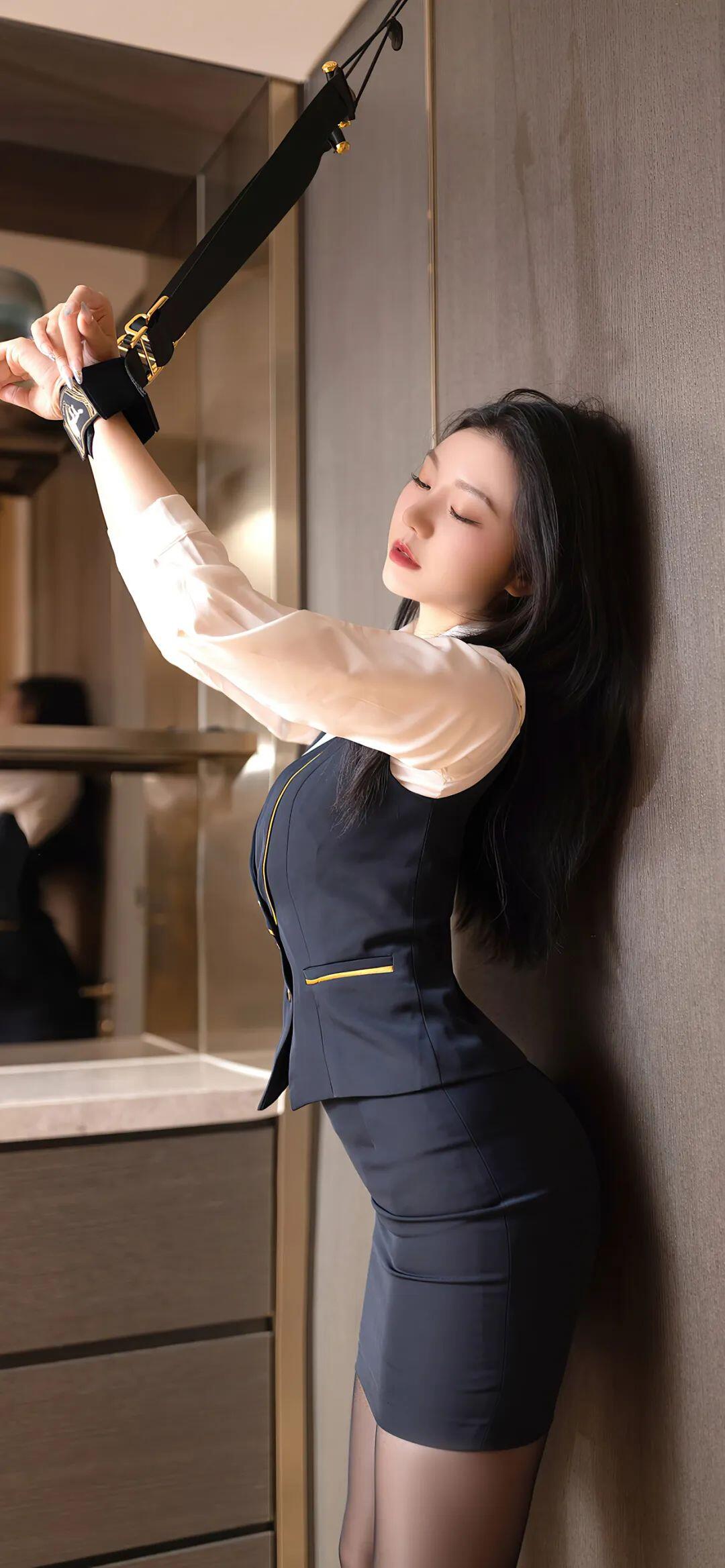 安然黑絲職業制服誘惑