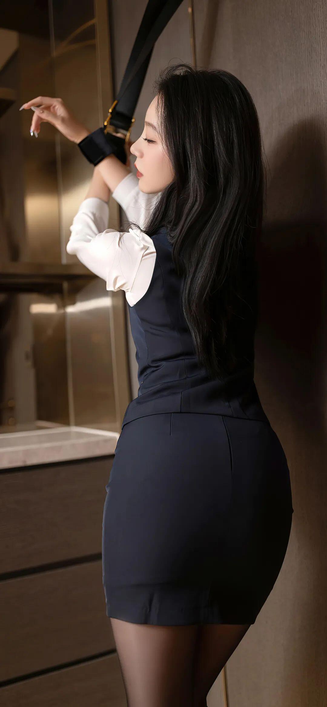 安然黑絲職業(yè)制服誘惑
