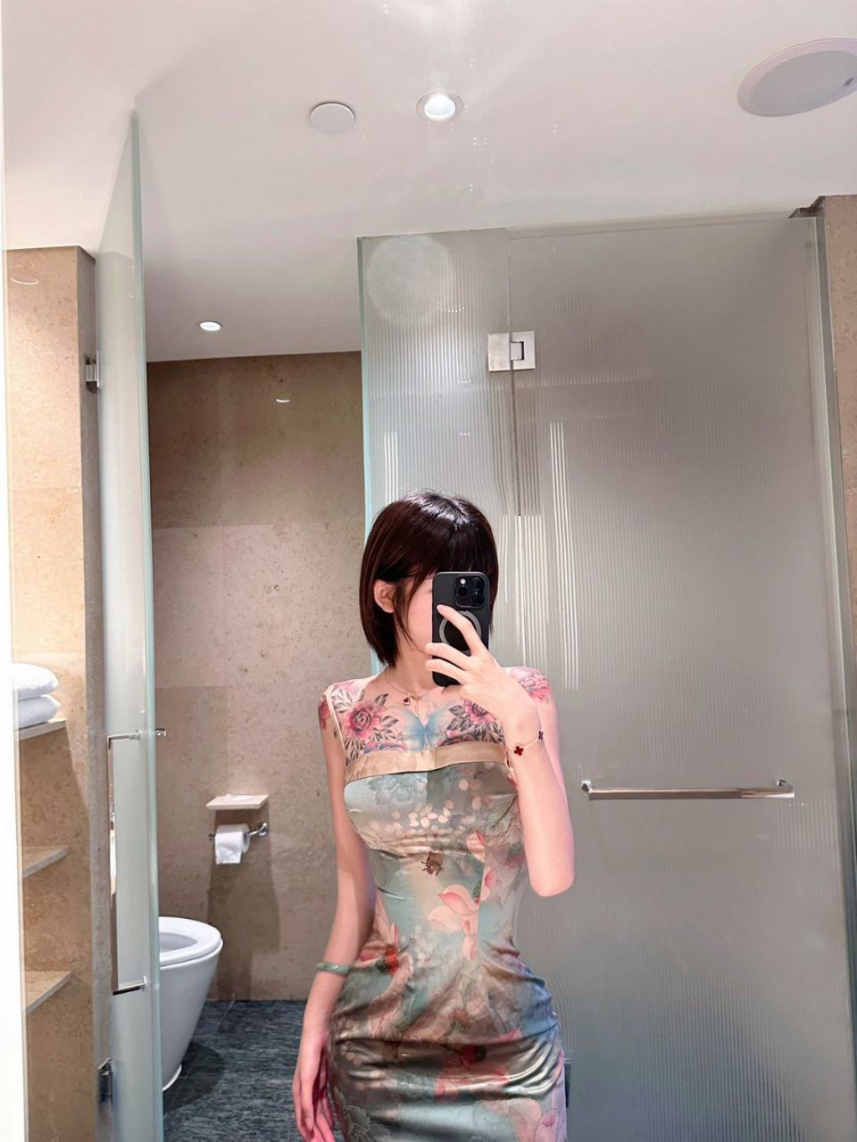 艸了這個社會女滿背棒子不得硬一圈