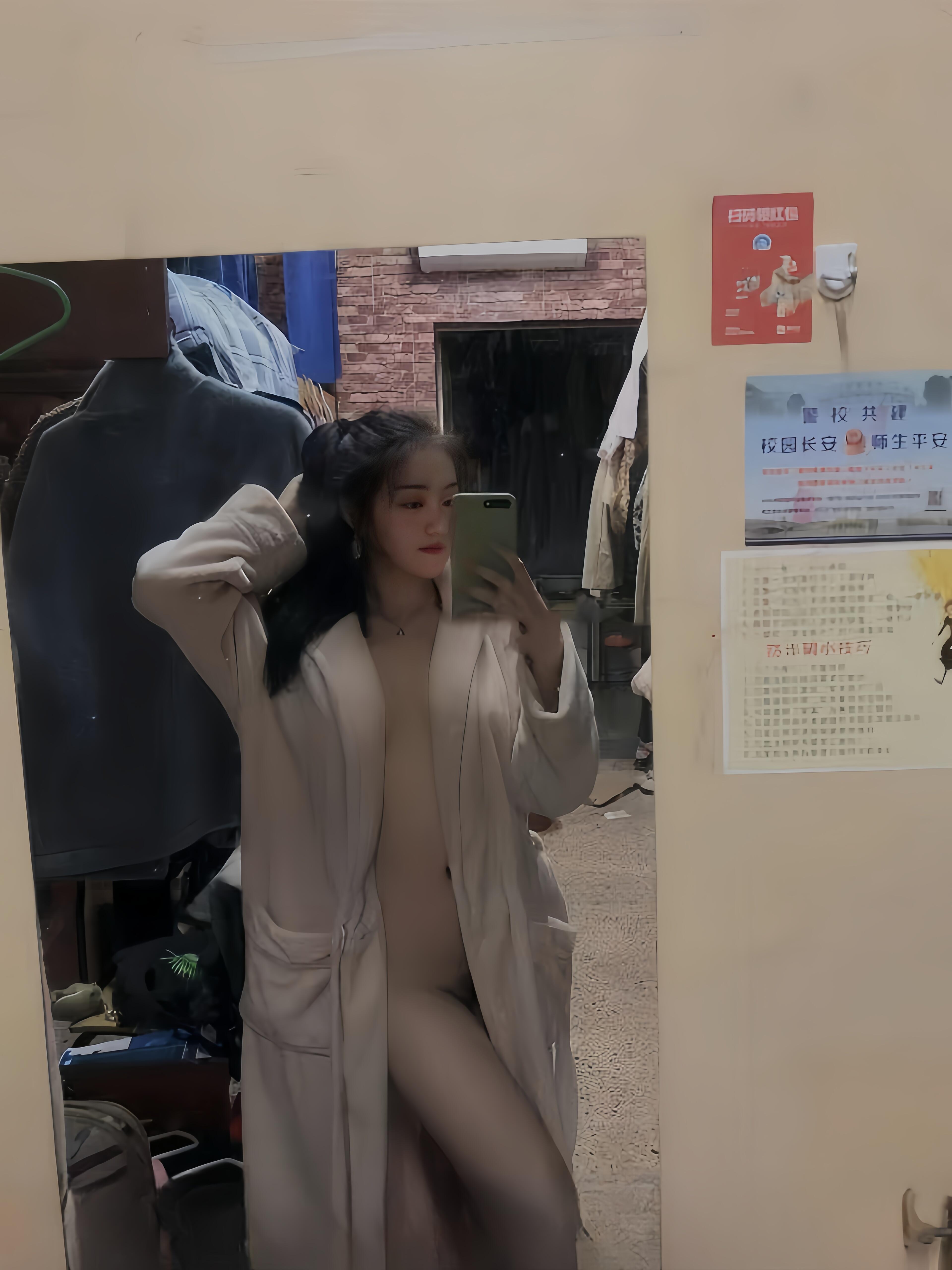 西安某大學的嫩妹子，一言不合就放開了自拍！