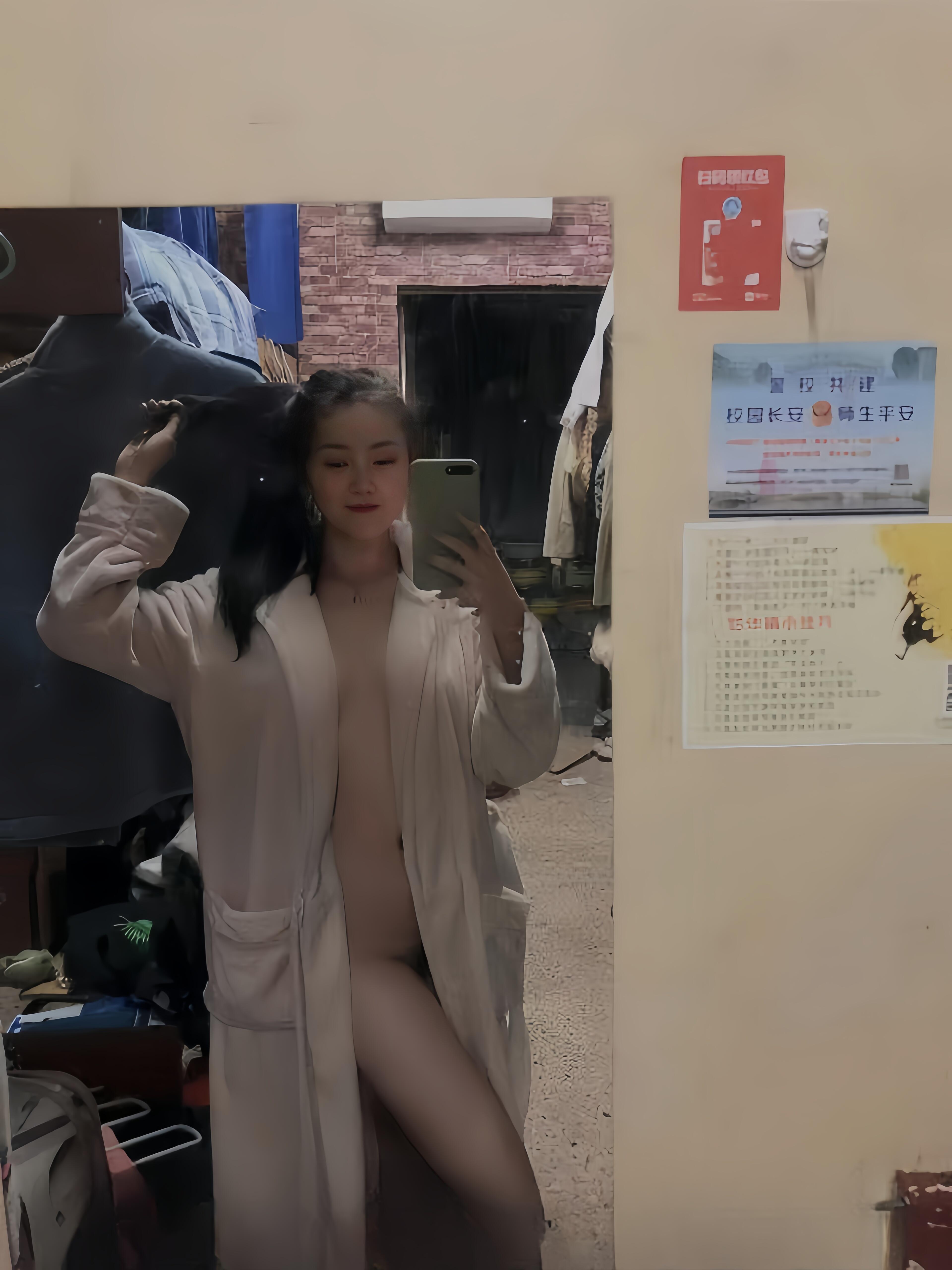 西安某大學的嫩妹子，一言不合就放開了自拍！