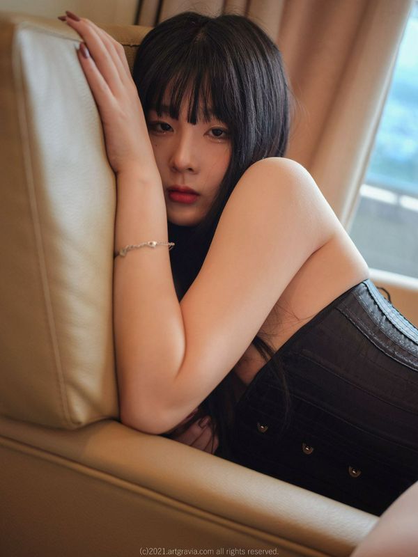 黑色情趣內衣女孩