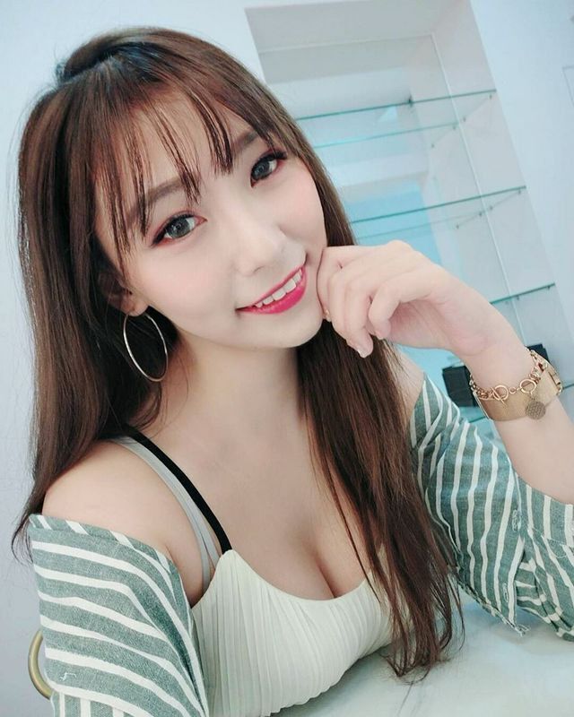 直播主薇娜Verna爆乳夾胸引誘人犯罪