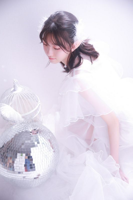 白紗裙美女白嫩性感誘人寫真圖片