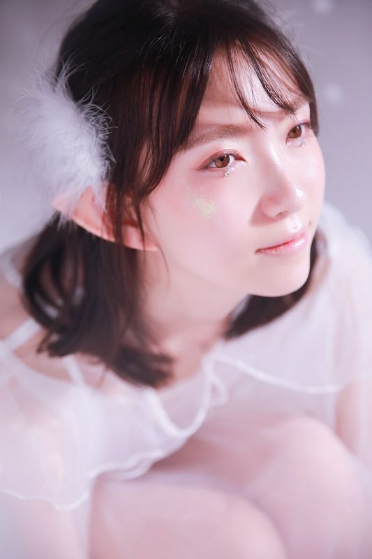 白紗裙美女白嫩性感誘人寫真圖片