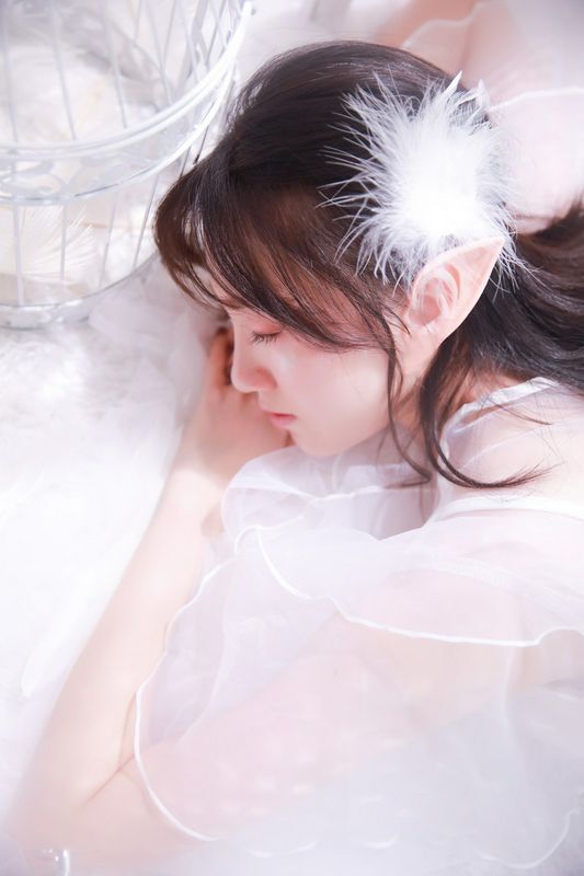 白紗裙美女白嫩性感誘人寫真圖片