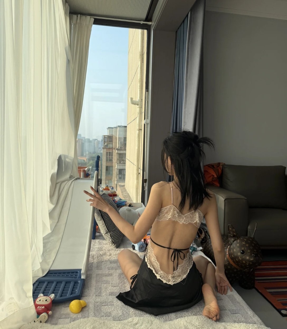萬千嬌媚美少婦[2025]