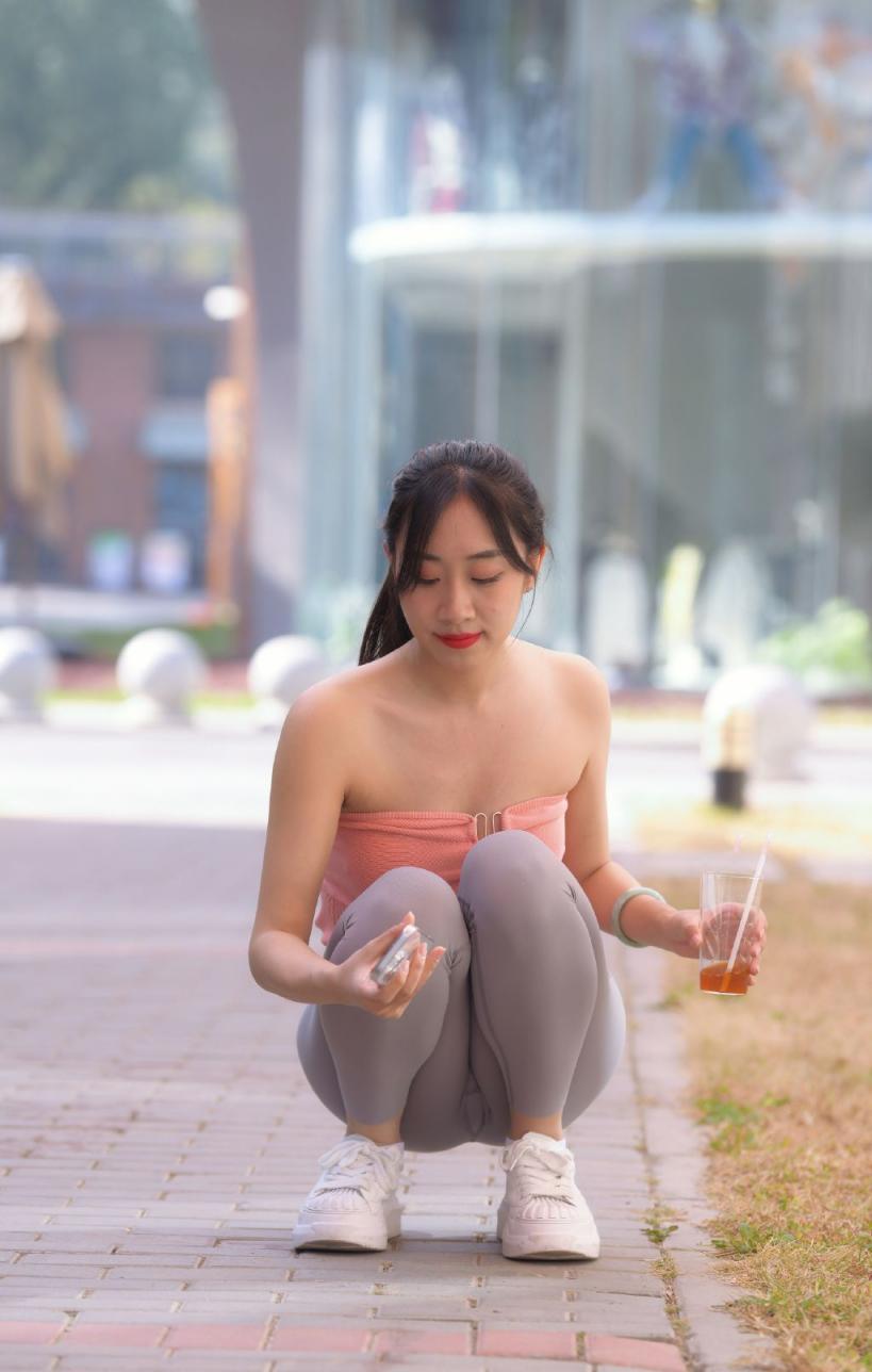 瑜伽褲妹子，聞一聞舔一舔[27P]